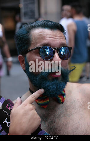 Madrid, Madrid, Spanien. 5. Juli 2018. Teilnehmer besitzen mit einem Ventilator nach Racing. Die high Heels Rennen ist eine der Aktivitäten, die während der Lgbt Gay Pride Festivals im Chueca Nachbarschaft, Madrid toke. Credit: Mario Roldan/SOPA Images/ZUMA Draht/Alamy leben Nachrichten Stockfoto