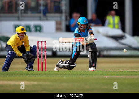 Blackfinch neue Straße, Worcester, Großbritannien. 6. Juli, 2018. Vitalität Blast Cricket, Worcestershire Rapids gegen Birmingham Bären; Callum Ferguson von der Worcestershire Rapids fegt die Kugel Credit: Aktion plus Sport/Alamy leben Nachrichten Stockfoto