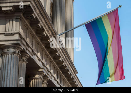 London, Großbritannien. 6. Juli 2018. Das Institut für Direktoren, in Pall Mall, fliegt eine Regenbogen Flagge zu Ehren von London stolz. Credit: Guy Bell/Alamy leben Nachrichten Stockfoto