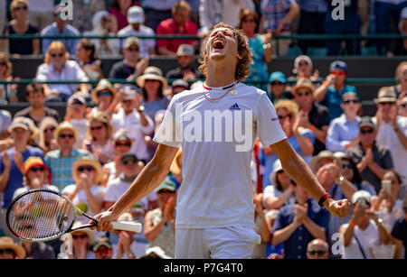 London, England, 6. Juli, 2018, Tennis, Wimbledon, Singel dritte Runde des Menschen, Alexander Zverev (GER) feiert seinen über Fritz (USA) Credit gewinnen: Henk Koster/Alamy leben Nachrichten Stockfoto