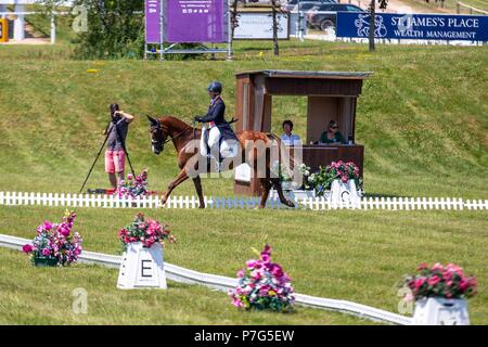 Wroughton, UK. 5. Juli 2018. Gemma Tattersall, Chili Ritter. GBR. St James Place Barbury Horse Trials. Horse Trials. CIC3*. Abschnitt B. Dressur. Barbury Castle. Wroughton. Somerset. UK. Tag 1. 05/07/2018. Credit: Sport in Bildern/Alamy leben Nachrichten Stockfoto