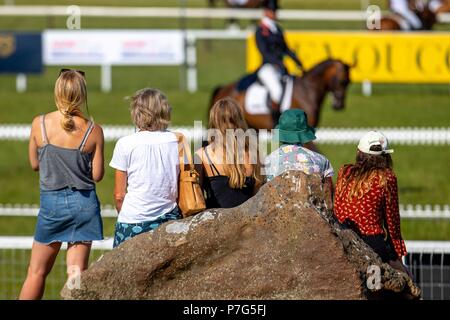 Wroughton, UK. 5. Juli 2018. Zuschauer, die Dressur in der Sonne. St James Place Barbury Horse Trials. Horse Trials. CIC3*. Abschnitt B. Horse Trials. Dressur. Barbury Castle. Wroughton. Somerset. UK. Tag 1. 05/07/2018. Credit: Sport in Bildern/Alamy leben Nachrichten Stockfoto