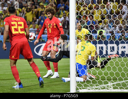 Kasan, Russland. 6. Juli, 2018. Torwart Thibaut Courtois (C) der Belgien verteidigt während der 2018 FIFA WM-Viertelfinale zwischen Brasilien und Belgien in Kasan, Russland, 6. Juli 2018. Credit: Er Canling/Xinhua/Alamy leben Nachrichten Stockfoto