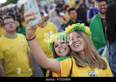 Deutschland, Berlin. 6. Juli, 2018. Fans von Brasilien vor dem Viertelfinale Match zwischen Belgien und Brauil am public viewing Standort in Berlin. Quelle: Jörg Carstensen/dpa/Alamy leben Nachrichten Stockfoto