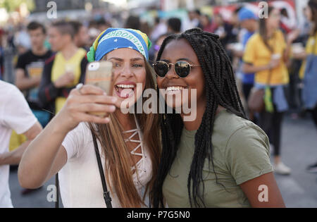 Deutschland, Berlin. 6. Juli, 2018. Fans von Brasilien und Belgien vor dem Viertelfinale Match zwischen Belgien und Brauil am public viewing Standort in Berlin. Quelle: Jörg Carstensen/dpa/Alamy leben Nachrichten Stockfoto