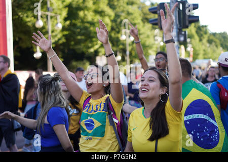 Deutschland, Berlin. 6. Juli, 2018. Fans von Brasilien vor dem Viertelfinale Match zwischen Belgien und Brauil am public viewing Standort in Berlin. Quelle: Jörg Carstensen/dpa/Alamy leben Nachrichten Stockfoto