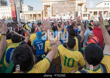 Deutschland, Berlin. 6. Juli, 2018. Fans von Brasilien vor dem Viertelfinale Match zwischen Belgien und Brauil am public viewing Standort in Berlin. Quelle: Jörg Carstensen/dpa/Alamy leben Nachrichten Stockfoto