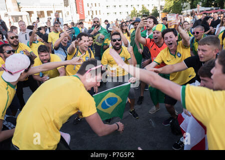 Deutschland, Berlin. 6. Juli, 2018. Fans von Brasilien vor dem Viertelfinale Match zwischen Belgien und Brauil am public viewing Standort in Berlin. Quelle: Jörg Carstensen/dpa/Alamy leben Nachrichten Stockfoto