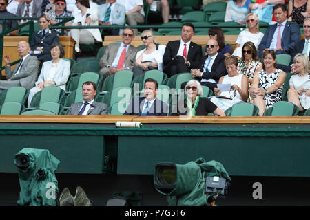 London, Großbritannien. 6. Juli 2018, All England Lawn Tennis und Croquet Club, London, England; die Wimbledon Tennis Championships, Tag 5; Ex-premierminister David Cameron in der steht gerade Serena Williams Game: Aktion Plus Sport Bilder/Alamy leben Nachrichten Stockfoto