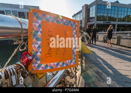 Bristol, UK. 6. Juli 2018. Der Pero Brücke in Bristol hat von Einheimischen mit Geburtstag Karten und Nachrichten Feiern der NHS zu Ehren der 70. Geburtstag eingerichtet worden. Credit Paul Hennell/Alamy leben Nachrichten Stockfoto