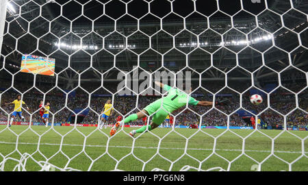 Kasan, Russland. 6. Juli, 2018. Alisson Torwart (vorne) von Brasilien vermisst ein Ziel des von Belgien Kevin De Bruyne während der 2018 FIFA WM-Viertelfinale zwischen Brasilien und Belgien in Kasan, Russland, 6. Juli 2018. Credit: Bai Xueqi/Xinhua/Alamy leben Nachrichten Stockfoto