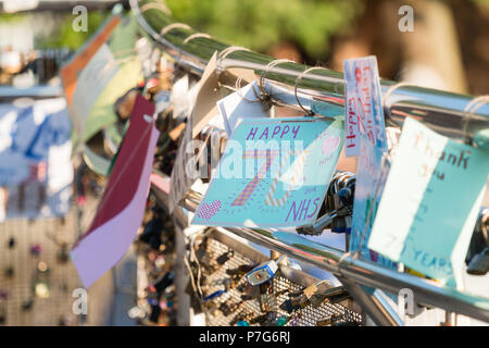 Bristol, UK. 6. Juli 2018. Der Pero Brücke in Bristol hat von Einheimischen mit Geburtstag Karten und Nachrichten Feiern der NHS zu Ehren der 70. Geburtstag eingerichtet worden. Credit Paul Hennell/Alamy leben Nachrichten Stockfoto