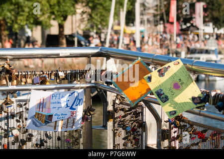 Bristol, UK. 6. Juli 2018. Der Pero Brücke in Bristol hat von Einheimischen mit Geburtstag Karten und Nachrichten Feiern der NHS zu Ehren der 70. Geburtstag eingerichtet worden. Credit Paul Hennell/Alamy leben Nachrichten Stockfoto