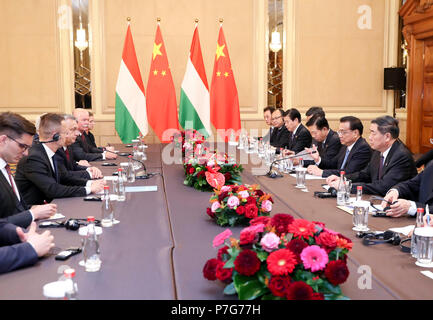 Sofia, Bulgarien. 6. Juli, 2018. Chinesische Ministerpräsident Li Keqiang trifft sich mit ungarische Ministerpräsident Viktor Orban in Sofia, Bulgarien, 6. Juli 2018. Credit: Ding Haitao/Xinhua/Alamy leben Nachrichten Stockfoto