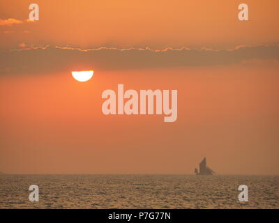 Sheerness, Großbritannien. 6. Juli, 2018. UK Wetter: Nach einem super heissen Tag den Thames Sailing Barge legt in der Themsemündung Segel bei Sonnenuntergang von Sheerness, Kent. Credit: James Bell/Alamy leben Nachrichten Stockfoto
