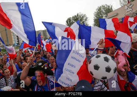 Nischni Nowgorod, Russland. 6. Juli 2018. Französische Fußball-Fans gesehen Feiern mit ihren nationalen Flaggen. Französische Fußball-Fans feiern ihre Nationalmannschaft Sieg über Uruguay während der viertelfinalegleichen der Russland 2018 World Cup Finals. Credit: SOPA Images Limited/Alamy leben Nachrichten Stockfoto