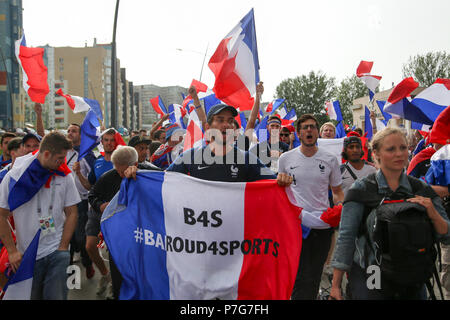 Nischni Nowgorod, Russland. 6. Juli 2018. Französische Fußball-Fans gesehen Feiern mit ihren nationalen Flaggen. Französische Fußball-Fans feiern ihre Nationalmannschaft Sieg über Uruguay während der viertelfinalegleichen der Russland 2018 World Cup Finals. Credit: SOPA Images Limited/Alamy leben Nachrichten Stockfoto