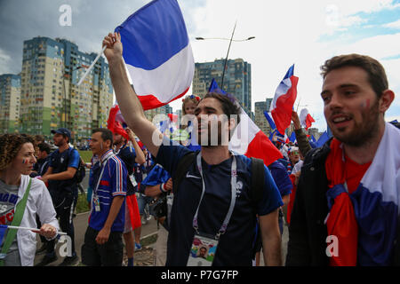 Nischni Nowgorod, Russland. 6. Juli 2018. Französische Fußball-Fans gesehen Feiern mit ihren nationalen Flaggen. Französische Fußball-Fans feiern ihre Nationalmannschaft Sieg über Uruguay während der viertelfinalegleichen der Russland 2018 World Cup Finals. Credit: SOPA Images Limited/Alamy leben Nachrichten Stockfoto