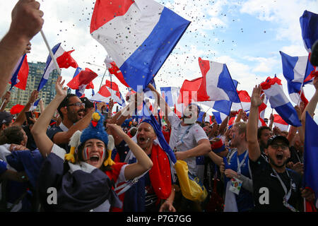 Nischni Nowgorod, Russland. 6. Juli 2018. Französische Fußball-Fans gesehen Feiern mit ihren nationalen Flaggen. Französische Fußball-Fans feiern ihre Nationalmannschaft Sieg über Uruguay während der viertelfinalegleichen der Russland 2018 World Cup Finals. Credit: SOPA Images Limited/Alamy leben Nachrichten Stockfoto