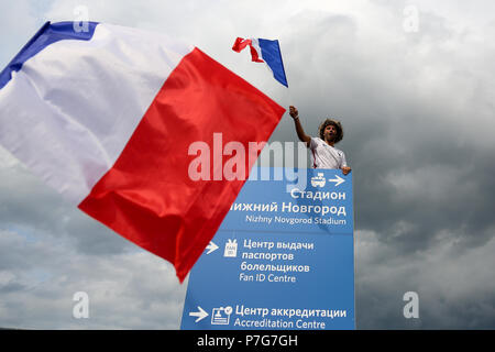 Nischni Nowgorod, Russland. 6. Juli 2018. Einen französischen Fußball-Fan gesehen, die eine französische nationale Flagge. Französische Fußball-Fans feiern ihre Nationalmannschaft Sieg über Uruguay während der viertelfinalegleichen der Russland 2018 World Cup Finals. Credit: SOPA Images Limited/Alamy leben Nachrichten Stockfoto