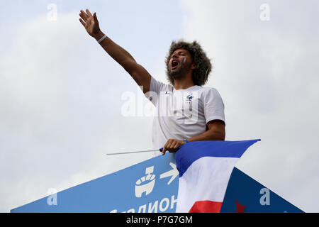 Nischni Nowgorod, Russland. 6. Juli 2018. Einen französischen Fußball-Fan gesehen, die eine französische nationale Flagge. Französische Fußball-Fans feiern ihre Nationalmannschaft Sieg über Uruguay während der viertelfinalegleichen der Russland 2018 World Cup Finals. Credit: SOPA Images Limited/Alamy leben Nachrichten Stockfoto