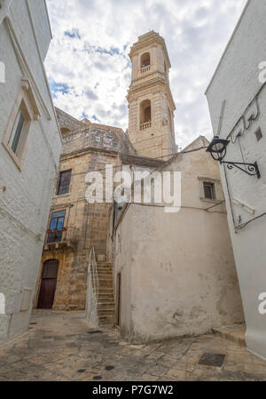 Locorotondo (Apulien, Italien) - Die wunderschöne weiße Stadt in der Provinz von Bari, unter den Top 10 der schönsten Dörfer im Süden Italiens gewählt. Stockfoto