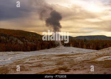 Sonnenuntergang über geschwungene Promenade an der Old Faithful Geyser Basin im Yellowstone National Park in Wyoming United States Stockfoto