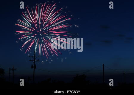 Buntes Feuerwerk bei Nacht an Sterling Kansas Stockfoto