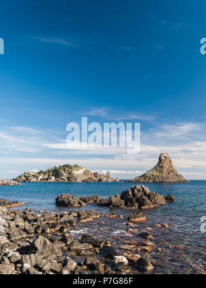 Insel Lachea und einem Meer Stapeln, geologische Besonderheiten in Acitrezza (Sizilien) Stockfoto