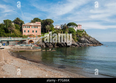 Felsige Küstenlinie in Nervi, kleinen See Bezirk von Genua Stockfoto