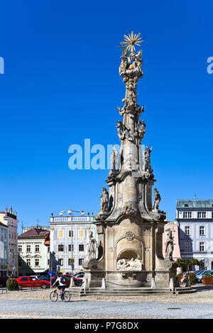 Sloup Nejsvetejsi Trojice ein RADNICE, Namesti Miru, Trutnov, Jizni Cechy, Ceska Republika/Dreifaltigkeitssäule, Rathaus, Stadt Usti nad hr Stockfoto