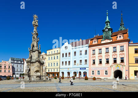 Sloup Nejsvetejsi Trojice ein RADNICE, Namesti Miru, Trutnov, Jizni Cechy, Ceska Republika/Dreifaltigkeitssäule, Rathaus, Stadt Usti nad hr Stockfoto