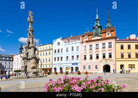 Sloup Nejsvetejsi Trojice ein RADNICE, Namesti Miru, Trutnov, Jizni Cechy, Ceska Republika/Dreifaltigkeitssäule, Rathaus, Stadt Usti nad hr Stockfoto