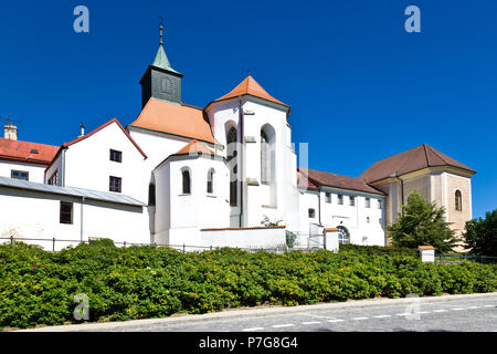Kostel sv. Jana Krtitele ein Klaster minoritu, Trutnov, Ceska Republika/Kirche von St. Johannes der Täufer Kirche und Kreuzgang, Rychnov nad Hrade Stockfoto