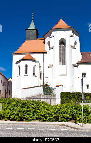 Kostel sv. Jana Krtitele ein Klaster minoritu, Trutnov, Ceska Republika/Kirche von St. Johannes der Täufer Kirche und Kreuzgang, Rychnov nad Hrade Stockfoto