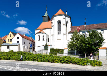 Kostel sv. Jana Krtitele ein Klaster minoritu, Trutnov, Ceska Republika/Kirche von St. Johannes der Täufer Kirche und Kreuzgang, Rychnov nad Hrade Stockfoto