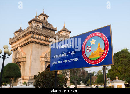 Ansicht der Informationen Schild in der Nähe Patuxai Denkmal, Vientiane, Laos, Asien. Stockfoto