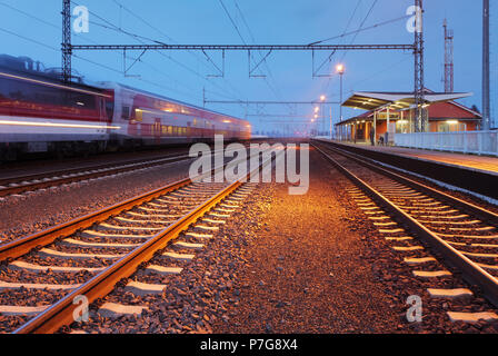 Passager Bahnhof in der Nacht - Slowakei Stockfoto