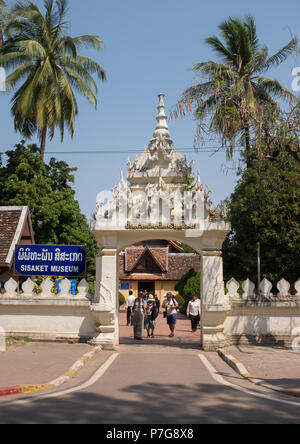 Touristen am Eingang von sisaket Museum, Vientiane, Laos, Asien. Stockfoto
