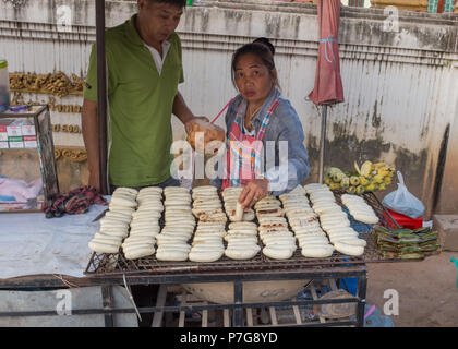 Frau verkaufen gegrillte Bananen auf Straße, Vientiane, Laos, Asien. Stockfoto