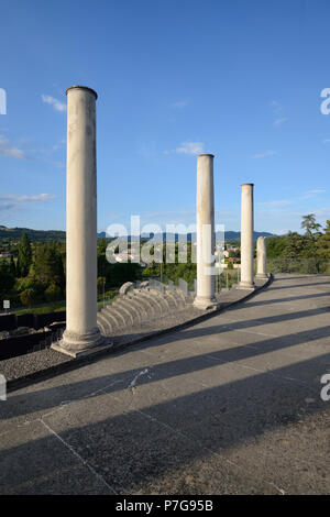 Klassische Säulen oder Kolonnade und langer Abend Schatten im antiken Römischen Theater Vaison-la-Romaine Vaucluse Provence Frankreich Stockfoto