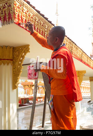Buddhistischer Mönch stehend auf Leiter und Malerei Tempel, Vientiane, Laos, Asien. Stockfoto