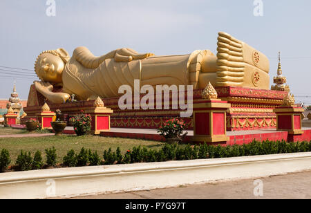 Riesige gold Liegenden Buddha Statue in der Nähe von Wat Pha That Luang Temple, Vientiane, Laos, Asien. Stockfoto