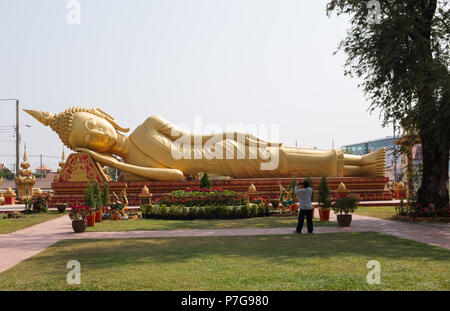 Riesige gold Liegenden Buddha Statue in der Nähe von Wat Pha That Luang Temple, Vientiane, Laos, Asien. Stockfoto