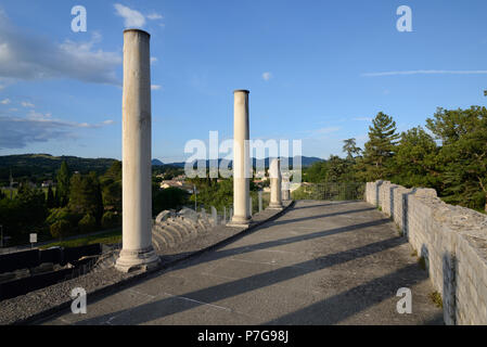 Klassische Säulen oder Kolonnade und langer Abend Schatten im antiken Römischen Theater Vaison-la-Romaine Vaucluse Provence Frankreich Stockfoto