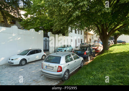 Belgrad, Serbien - Mai 03, 2018: Morgen Blick auf alte Stein Pflaster von Fruskogorska Straße mit vielen kleinen Autos geparkt. Stockfoto