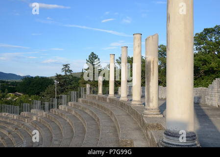 Sitzreihen oder Bänke & Klassische Kolonnade im Römischen Theater Vaison-la-Romaine Vaucluse Provence Frankreich Stockfoto