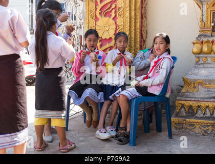 Die Schüler essen während der Mittagspause, Vientiane, Laos, Asien. Stockfoto