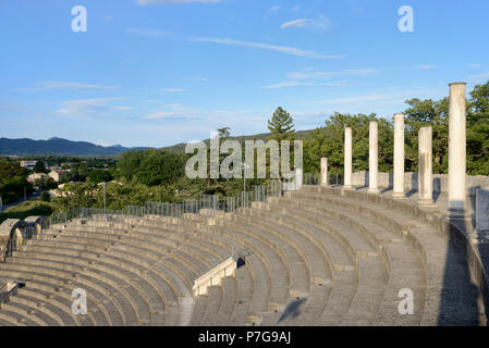 Sitzreihen oder Bänke & Klassische Kolonnade im Römischen Theater Vaison-la-Romaine Vaucluse Provence Frankreich Stockfoto