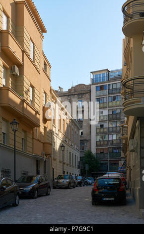 Belgrad, Serbien - Mai 03, 2018: Morgen Blick auf Fruskogorska Straße mit kleinen Autos geparkt. Stockfoto